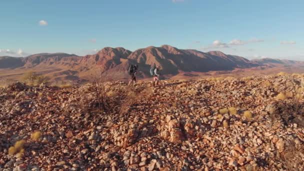 Aerial Tracking Hikers Rugged Mountain Landscape Central Australia — 비디오