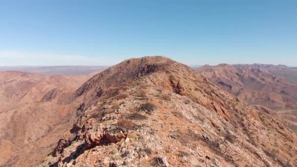 Aerial Shot People Hiking Rugged Elevated Landscape Central Australia — 비디오