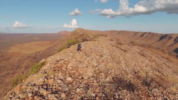 Aerial 360 Arc Couple Hiking Rocky Ridge Ranges Central Australia — Stockvideo