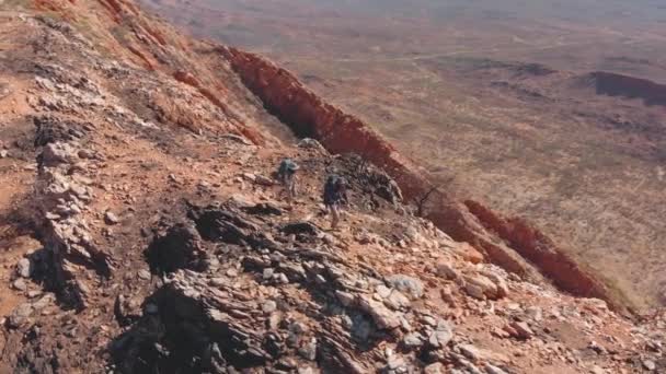 Aerial 360 Arc Hikers Walking Desolate Mountain Ridge Central Australia — Vídeo de stock