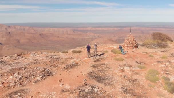 Aerial 360 Arc Hikers Viewing Mountain Landscape Peak Central Australia — ストック動画