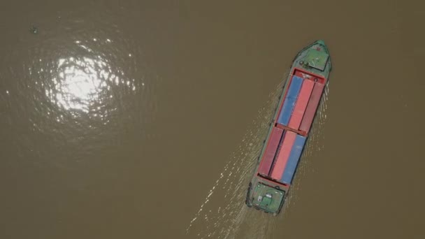 Top View Freighter Transporting Shipping Containers Southeast Asian River Manufacturers — Vídeos de Stock