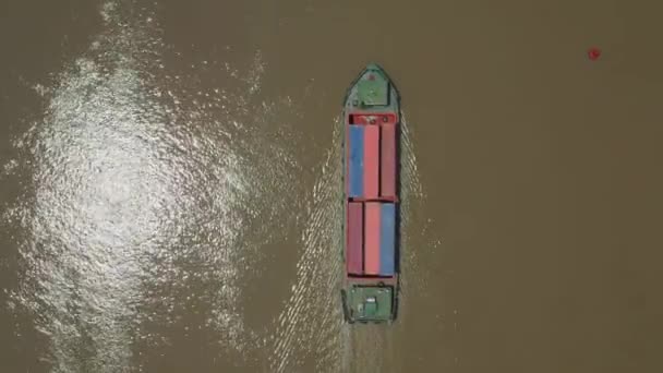 Top View Freighter Transporting Shipping Containers Southeast Asian River Manufacturers — Vídeo de stock