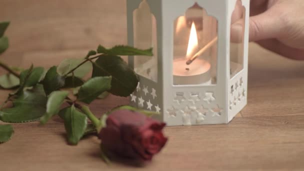 ロマンチックな夜のために赤いバラのキャンドルを灯す — ストック動画