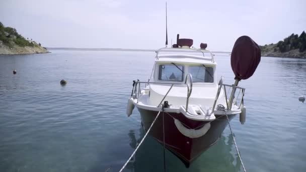 Wellen Schaukeln Sanft Ein Angedocktes Fischerboot Zeitlupe — Stockvideo