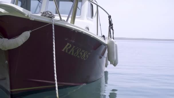 Golven Zachtjes Schommelen Een Aangemeerde Vissersboot Slow Motion Zijaanzicht — Stockvideo