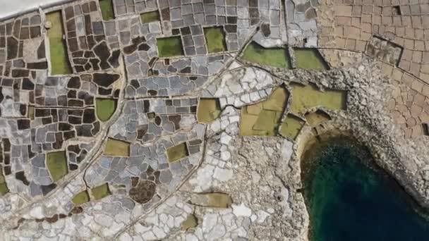 Klimmende Drone Opname Van Zoutpannen Het Eiland Gozo Maltese Archipel — Stockvideo