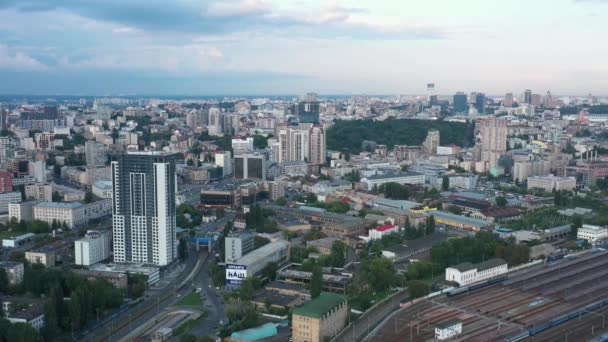 Letecký Pohled Panorama Kyjeva Ukrajina Železničními Kolejemi Rušné Ulice Pohledu — Stock video