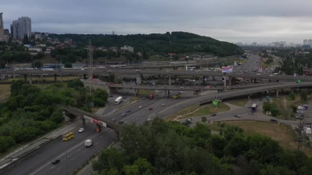 Aerial Drone Static Shot Traffic Moving Kiev South Bridge Dnieper — Vídeos de Stock