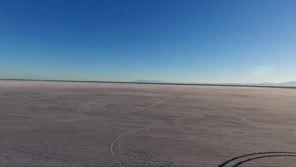 Flying Bonneville Salt Flats Northwestern Utah Reveals Background Tire Tracks — Stock video