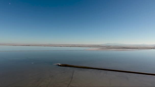 Drone Shot Flying Bonneville Salt Flats Shows Salt Flats Causeway — ストック動画