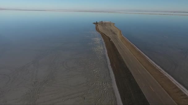 Drone Shot Flying Bonneville Salt Flats Shows Salt Flats Causeway — ストック動画