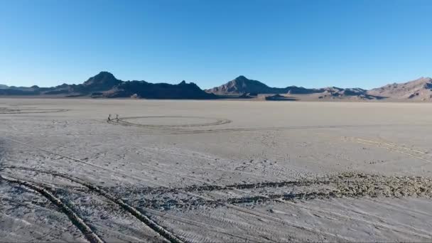 Flying Bonneville Salt Flats Northwestern Utah Reveal White Salt Tire — Vídeo de stock