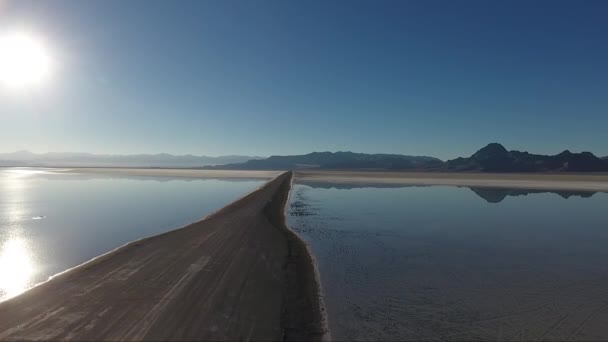 Drone Shot Flying Bonneville Salt Flats Shows Salt Flats Causeway — 图库视频影像