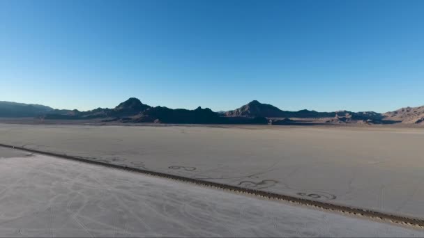 Car Tracks Salt Car Driving Bonneville Salt Flats Causeway Seen — Stock video