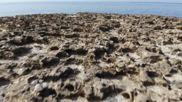 Avión Tripulado Bajo Nivel Vuela Hacia Atrás Través Las Salinas — Vídeos de Stock