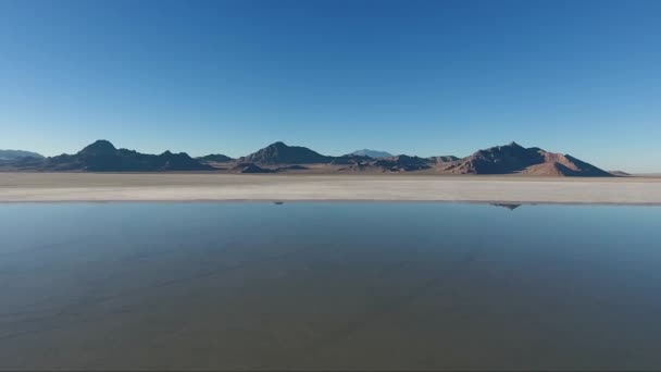 Aerial Drone Shot Reveals Smooth Water Covering White Salt Bonneville — ストック動画