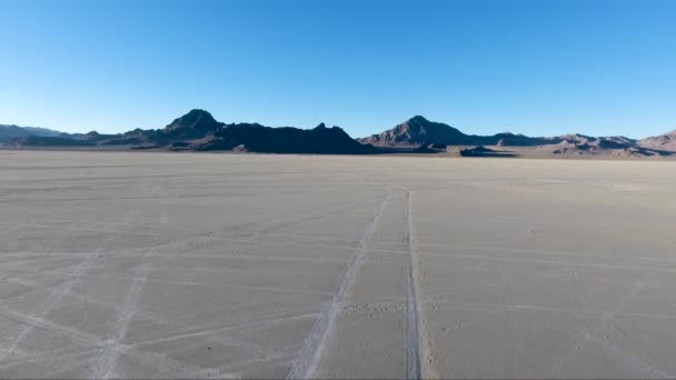 Volando Sobre Las Salinas Bonneville Noroeste Utah Revelan Huellas Sal — Vídeos de Stock