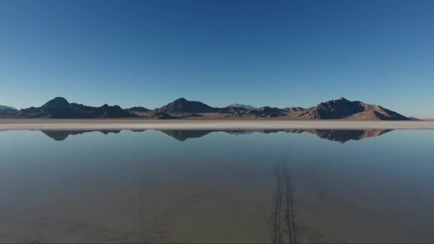 Aerial Drone Shot Smooth Water Covering Bonneville Salt Flats Reflects — Stockvideo