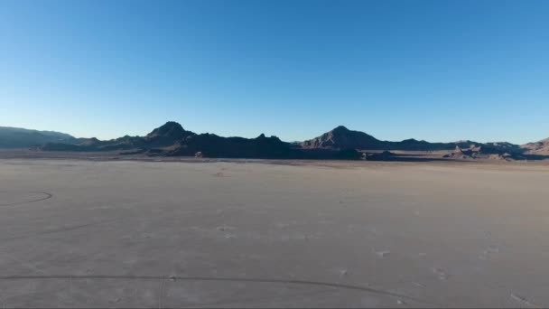 Flying Bonneville Salt Flats Northwestern Utah Reveal White Salt Tire — Vídeos de Stock
