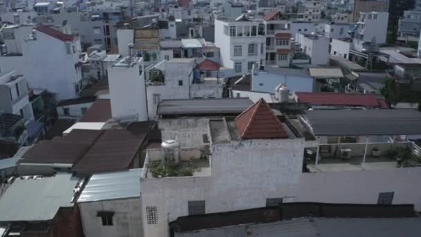 Drohnen Flogen Tief Über Dächer Städtischen Wohngebieten Der Südostasiatischen Großstadt — Stockvideo