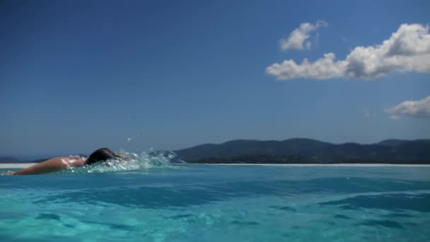 Hombre Nadando Piscina Durante Verano Caliente — Vídeos de Stock