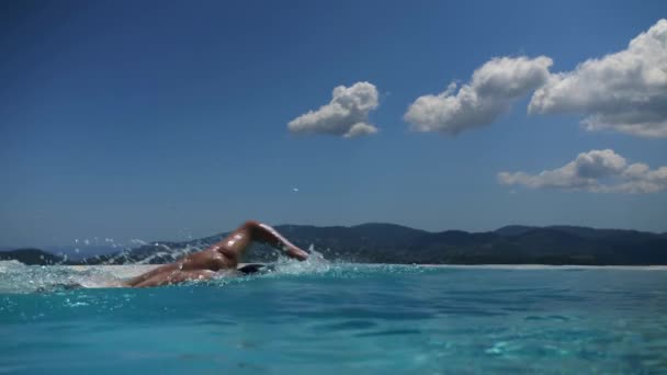 Man Oplichten Het Zwembad Tijdens Hete Zomer — Stockvideo