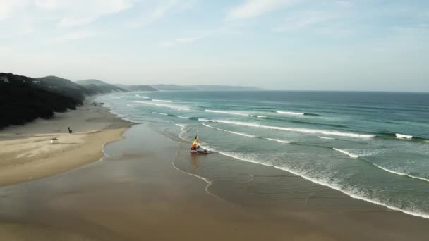 Aerial Circling Shot Catamaran Sandy Beach Ocean Waves — 图库视频影像