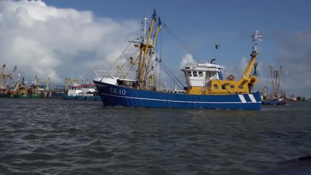 Fishing Trawler Sailing Dock Lauwersoog Netherlands — Vídeos de Stock