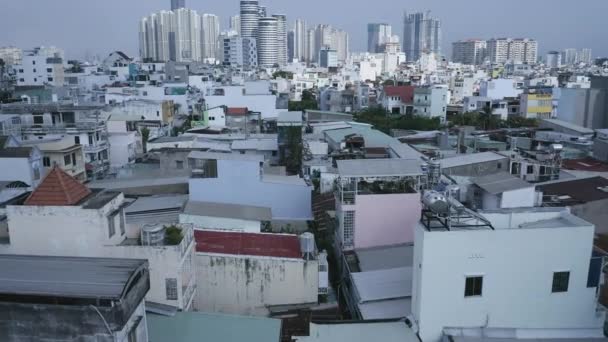 Drone Shot Flying Low Rooftops Urban Residential Area Major City — Vídeo de Stock