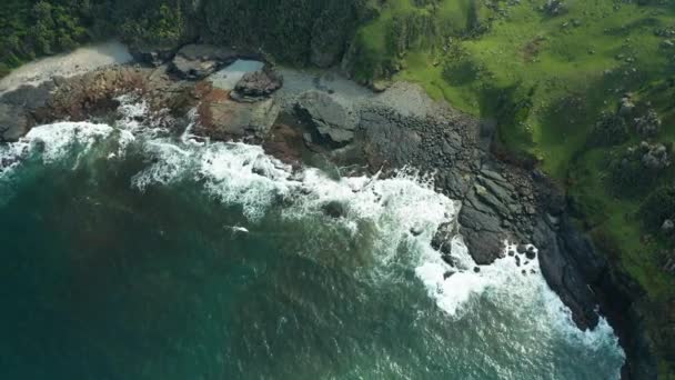 Aerial Pan Black Rocky Beach Ocean Waves Crashing Sea Foam — Stock video