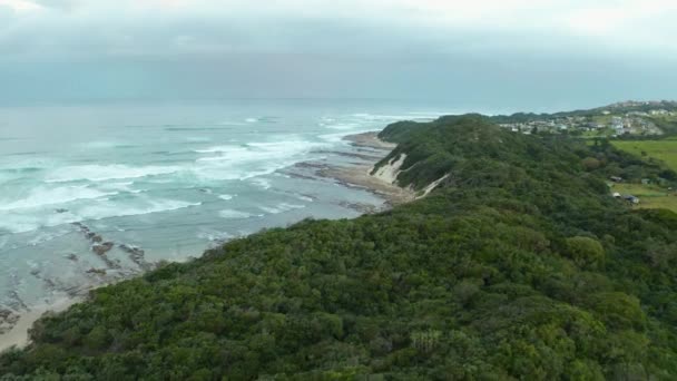 Вид Воздуха Зеленые Песчаные Дюны Скалистом Пляже Океанские Волны Разбивающиеся — стоковое видео