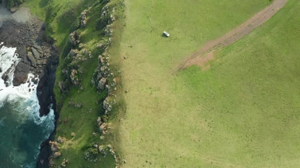 Εναέρια Κορυφή Προς Κάτω 4X4 Οδηγεί Κοντά Στην Άκρη Των — Αρχείο Βίντεο