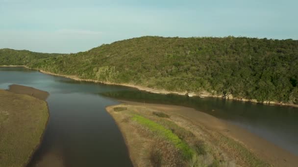 Udara Terbang Depan Sungai Sungai Sungai Pulau Dikelilingi Oleh Bukit — Stok Video