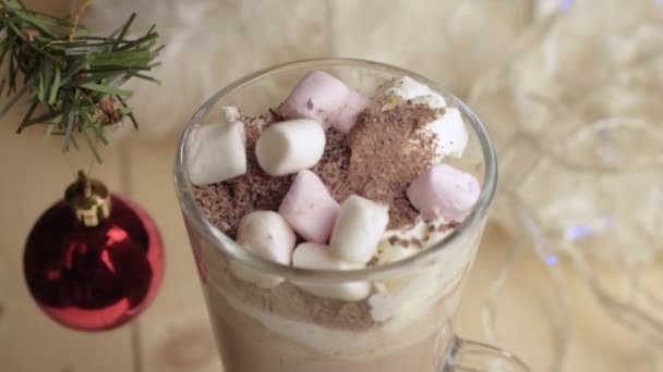 Розбризкування Зефіру Гарячому Шоколадному Напої Різдво — стокове відео
