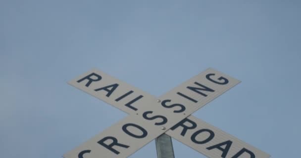 Railroad Crossing Warning Sign Pole — Stockvideo