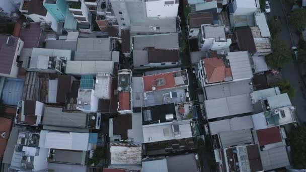 Drone Shot Flying High Gradually Descending Rooftops Urban Residential Area — Wideo stockowe