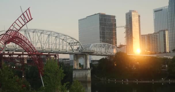 Pedestrian Bridge Leading Downtown Nashville Cumberland River — Vídeo de stock