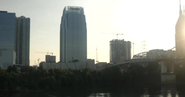 Günbatımında Cumberland Nehri Kıyısında Nashville Silueti — Stok video