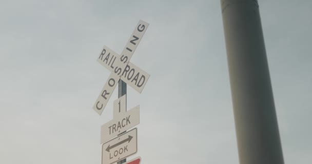 Railroad Crossing Warning Sign Pole — стоковое видео