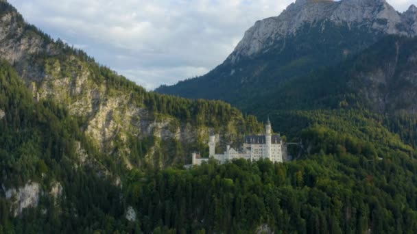 Neuschwanstein Castle Bavarian Alps Germany Aerial Zoom Out Panorama — стокове відео