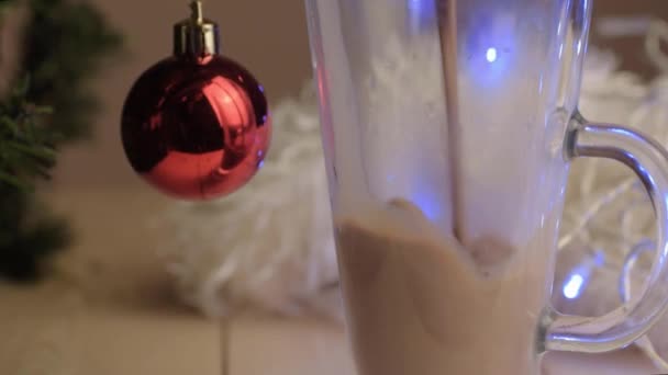 Derramando Bebida Chocolate Quente Caneca Vidro Com Fundo Natal — Vídeo de Stock