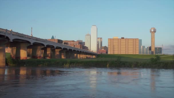 Dallas Skyline Trinity River Foreground Sunset Slow Moving Water 1080P — Wideo stockowe