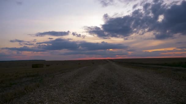 Timelapse Cloudy Orange Sunset Sky Harvest Field Haystack — Stockvideo