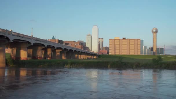 Dallas Skyline Gün Batımında Trinity Nehri Nin Önünde Hızlı Taşıma — Stok video