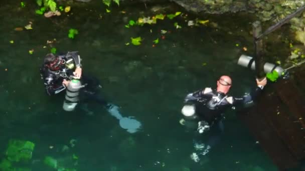 Bird Eye Angle Shot Two Scuba Divers Preparing Oxygen Tank — Stock Video