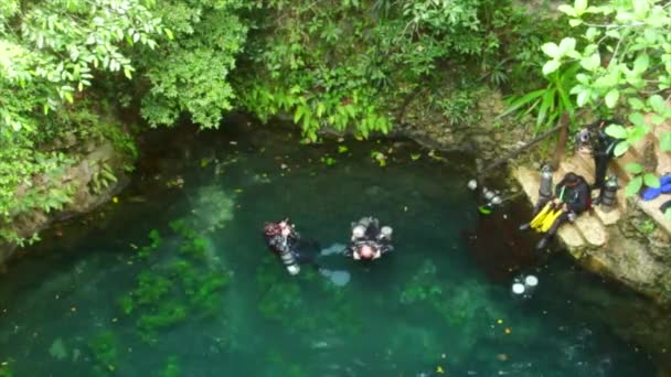 Bird Eye Angle Shot Cenote Mayan While Two Scuba Divers — Video Stock