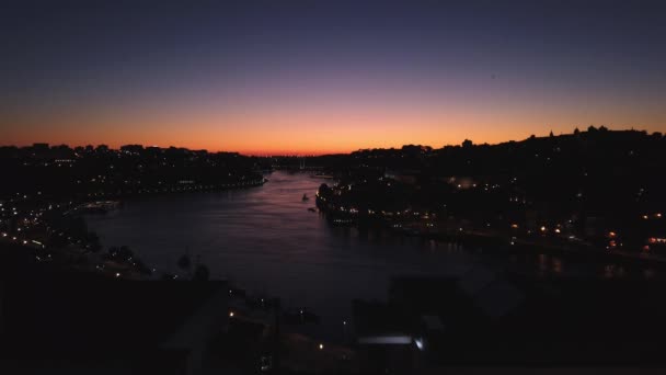 Breathtaking View Vibrant Sunset Silhouettes City Skyline Douro River Porto — Stok video