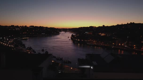 Sol Poniente Convierte Cielo Resplandor Ardiente Sobre Ribeira Oporto Portugal — Vídeo de stock