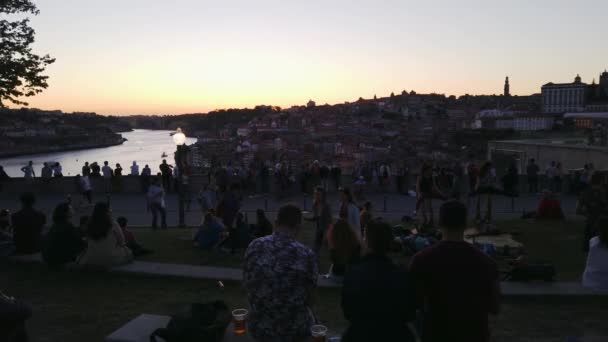 Multidão Reúne Jardim Morro Para Ver Pôr Sol Deslumbrante Sobre — Vídeo de Stock